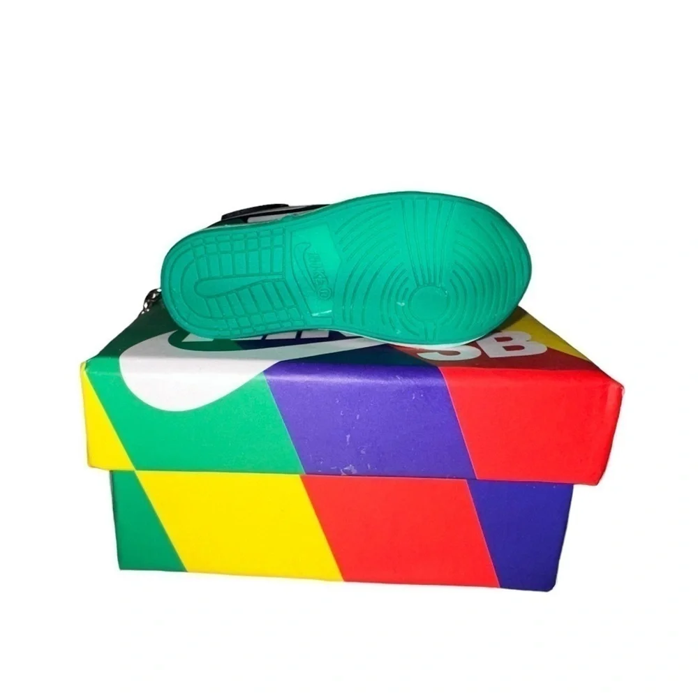 NIKE SB DUNK LOW PRO QS Green/White/Black Key Chain Box Included
